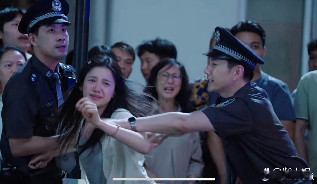 不愧是实力派！单看这两张图，就被这细腻的演技狠狠带入戏，情绪感直接拉满～​​​