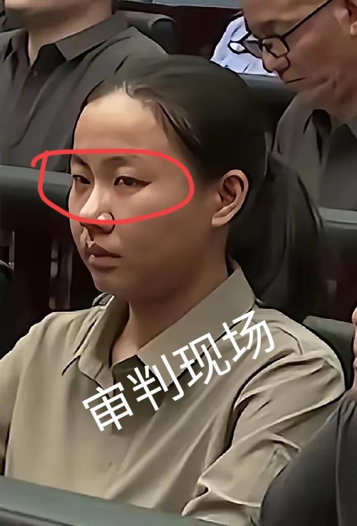 被告席上的明珍珍也不装了，眼神透着股狠厉，和她爷爷一个模子。温州法院审判现场