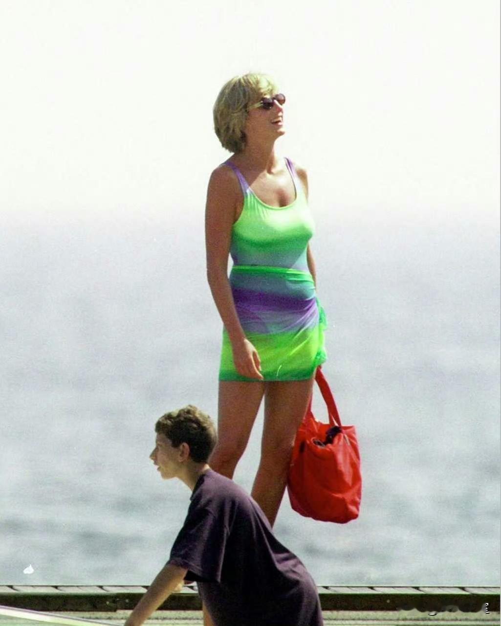 命运不公！明明戴安娜王妃已经恢复“自由”了。回顾1997年正在度假的戴安娜王