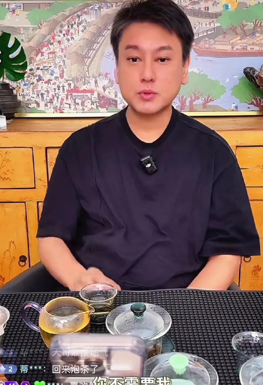 贾玲：孝天啊，我听说你把我微信删了？我咋都不知道呢。朱孝天：我为什么不能删你