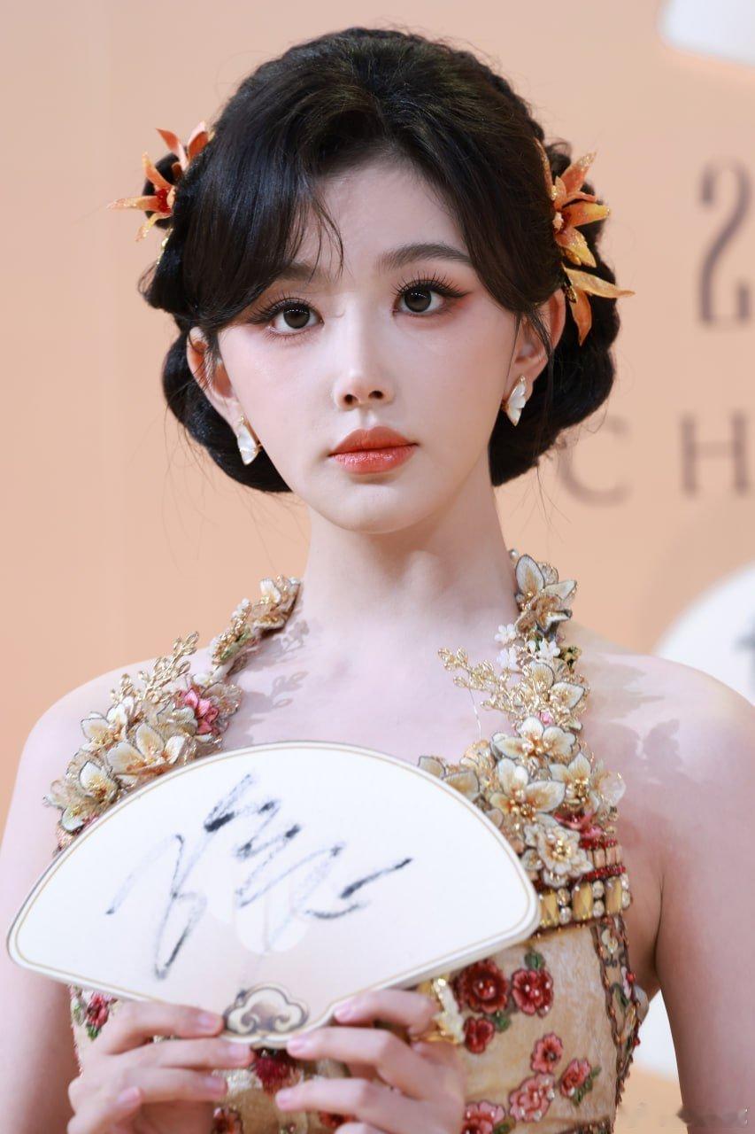 孔雪儿时尚中国之夜红毯生图，新中式挂脖裸背长裙又纯又欲#孔雪儿#​