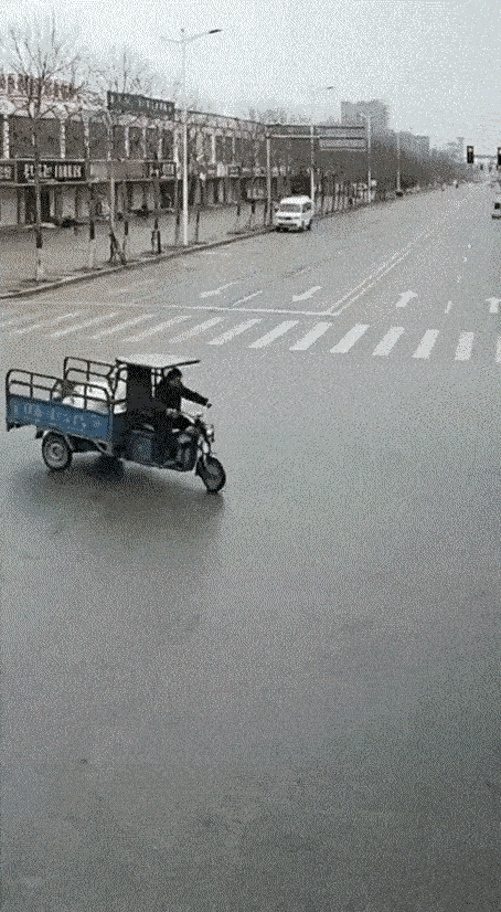 两个三轮车的车主，在十字路口，互不相让狠狠扡撞在了一起，红三轮车将蓝三轮车的车头