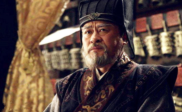 周勃有拥立之功，被封为右丞相，每次退朝，汉文帝总是恭敬地目送周勃离开。有一天，周