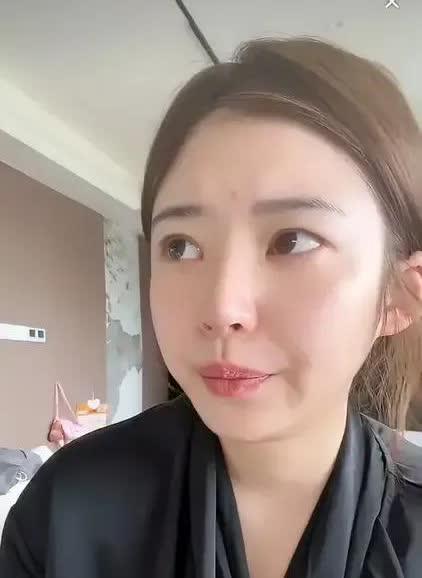 黄一鸣的妈妈终于离开杭州了。有不少网友说是黄一鸣把妈妈赶走的。要是我说一