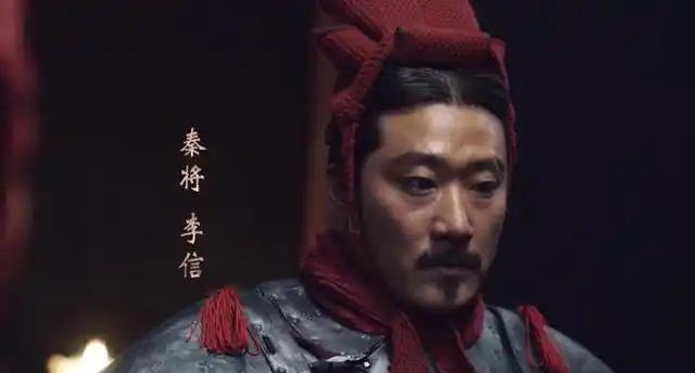 咸阳宫外秋雨萧瑟，身披残甲的李信跪在阶前，而高坐殿上的嬴政十分纠结究竟是杀还是不