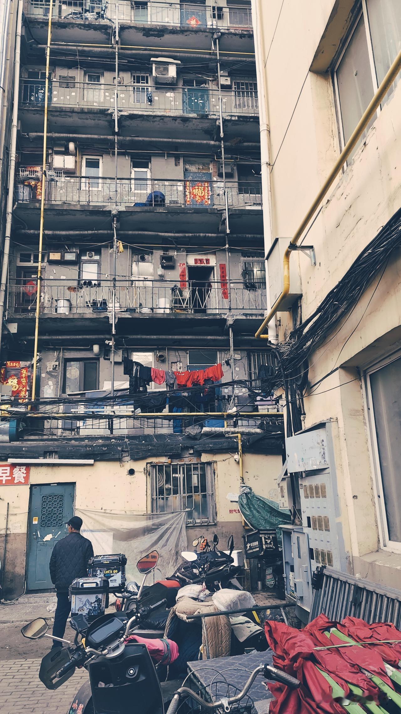 每次路过这里我都喜欢拍两张照片，总觉得也许哪一天这两栋楼就不存在了，我更愿意称他