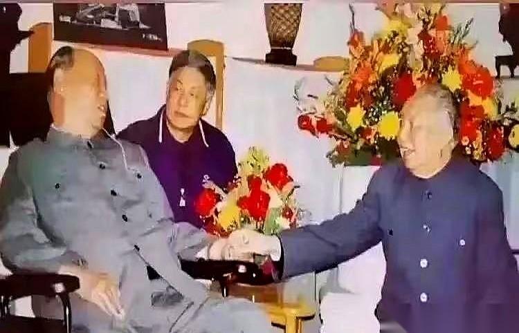 1997年，华国锋去看彭真。推开门，屋里没有想象中的寒暄，静得能听见自己的心跳