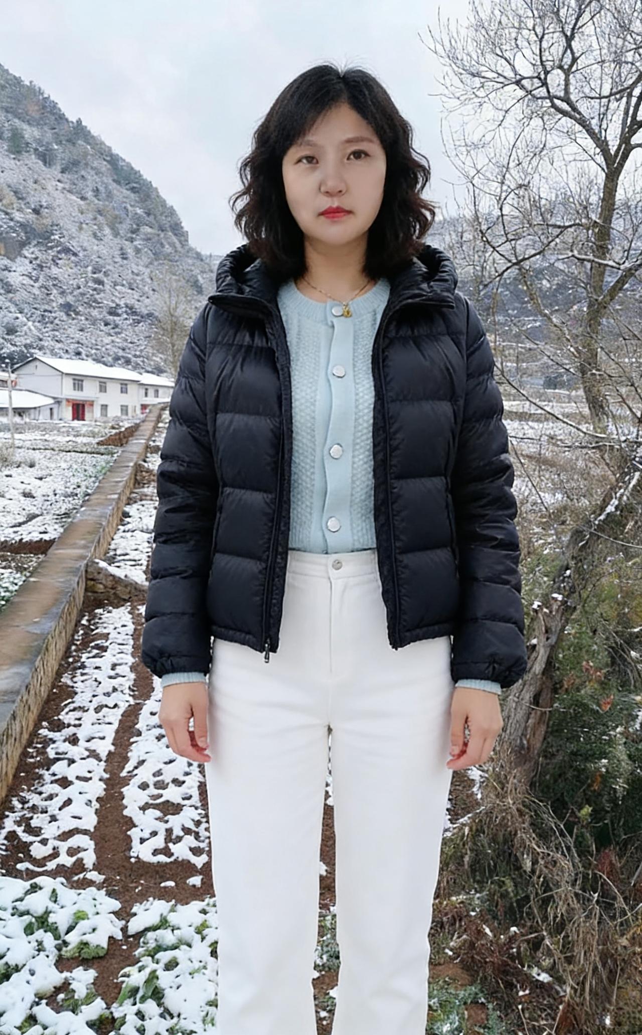 林峦覆雪晓光晴，玉立佳人鬓带英。莫道冬深无绝色，一颦一笑胜春明。