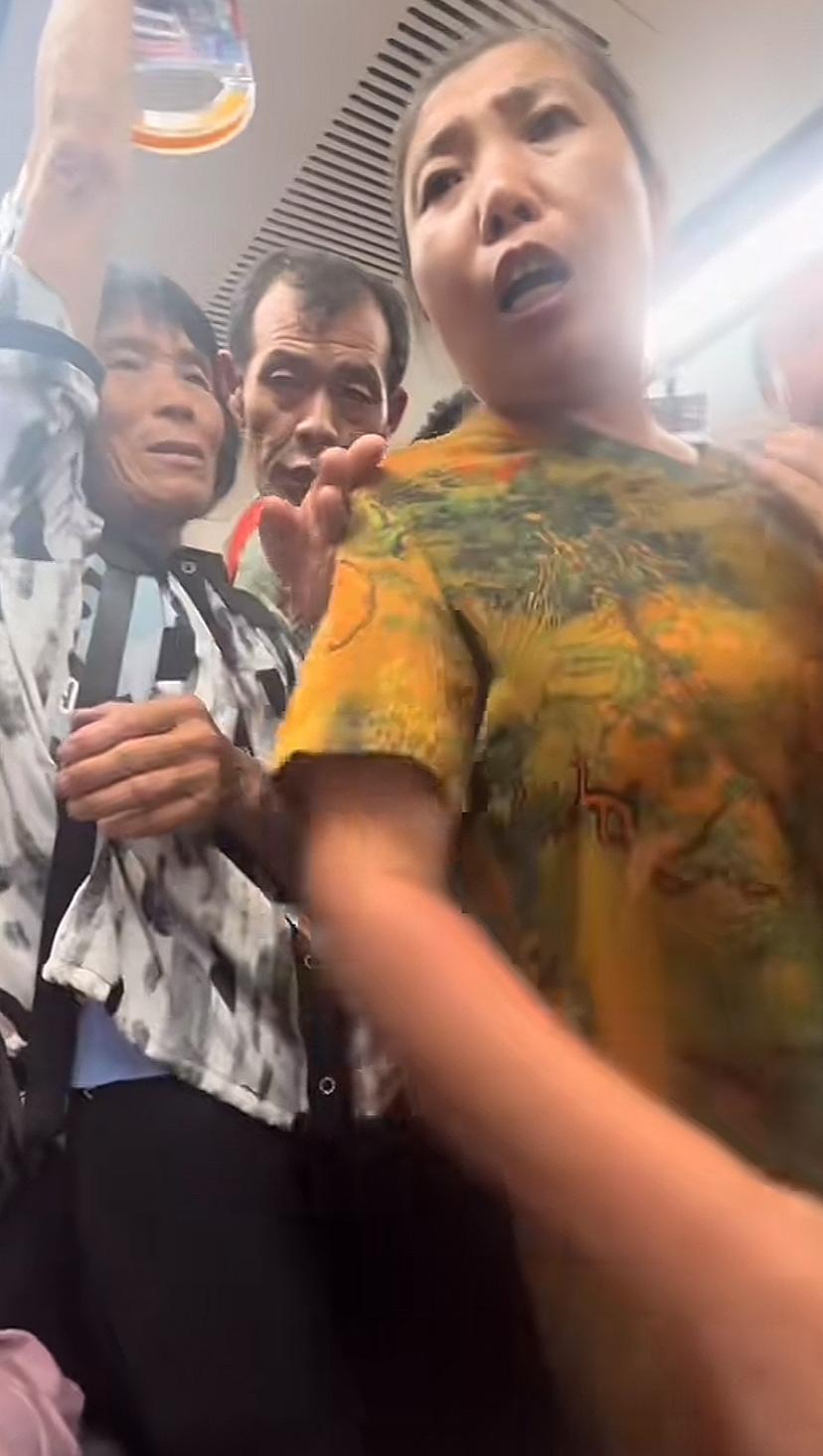 北京，女生坐地铁因为拒绝让座，被大妈抓伤和辱骂，其女儿还称：她有精神病，我管不了