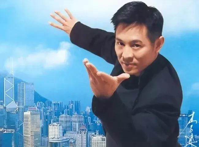 网友问何家劲:“你打得过李连杰吗？”何家劲摇摇头，斩钉截铁地说:“肯定打不过。”