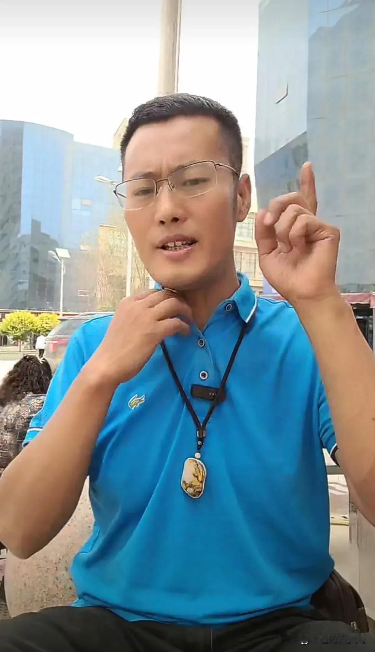 网名叫分析师的人。放出豪言，说不把许姚弄进去自己就不是人。结果不用质疑，那他肯定