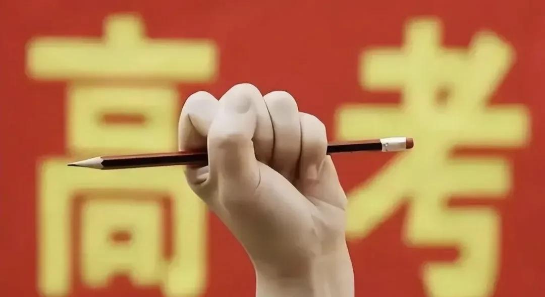 2000年，375万人参加高考，2005年，877万人参加高考，2010年，