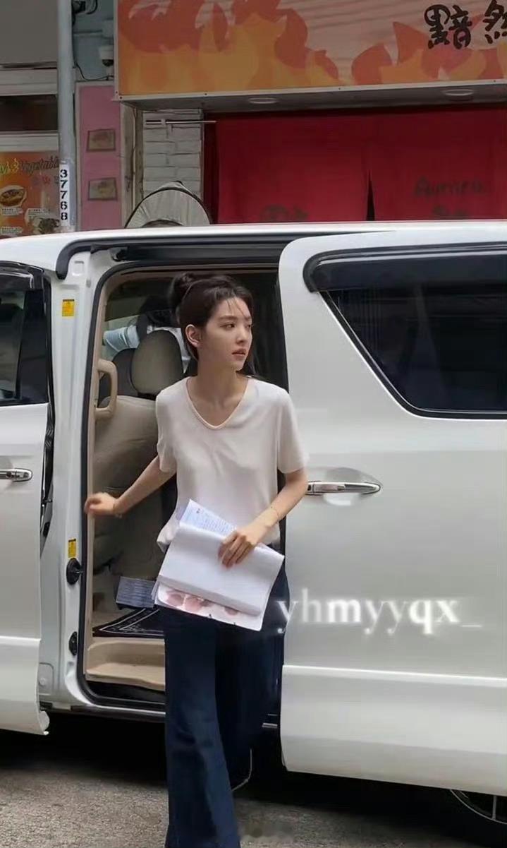 章若楠应该是内娱最瘦的吧​​​