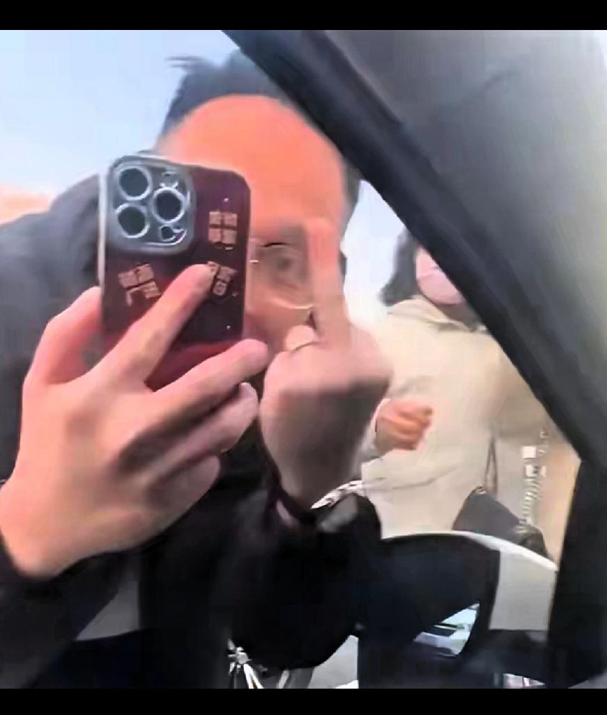 太狂妄了吧！近日，在河北某地一街头又现牛人，1月3日，一辆私家车与一辆出租车发