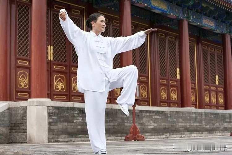 假如女性气血不足，多去户外活动活动，散步，晒太阳，做金鸡独立，八段锦，拍打八虚。