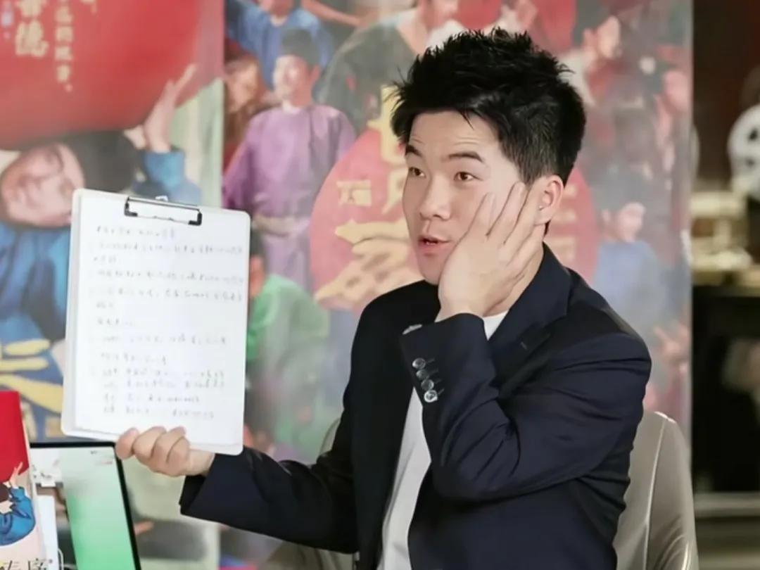 董宇辉在做总结，突然征求大鹏的意见，大鹏茫然地说：“我都听懵了，你这里有回放是吧