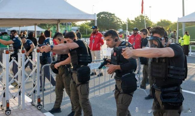 印度特警在迪拜输惨了！很多人以为只是女警赢了男兵。错了！真相是科学化训练对官僚化