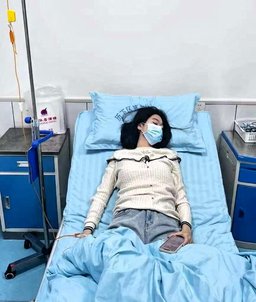 一个17岁的女孩，因为拉肚子去医院，结果肠镜一做，医生沉默了，患者结肠遍布数百枚
