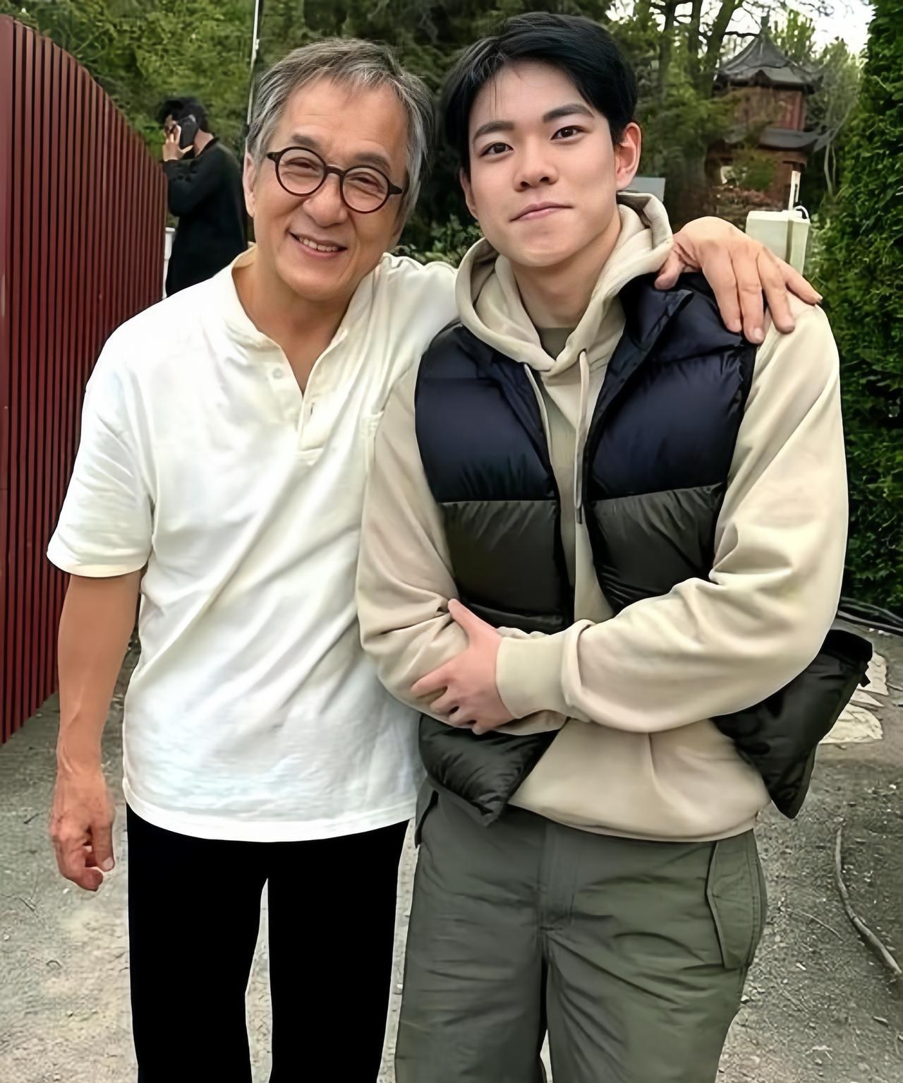 近日，成龙大哥在加拿大吃海底捞，被网友偶遇，并获得成龙搭肩合影，太羡慕啦。71