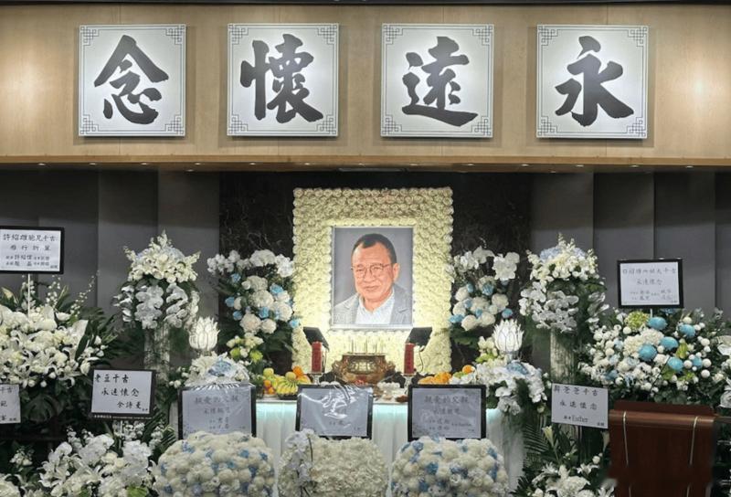 据港媒17日报道，许绍雄追悼会在大围宝福纪念馆举行，圈内多位关系亲近的艺人包括佘