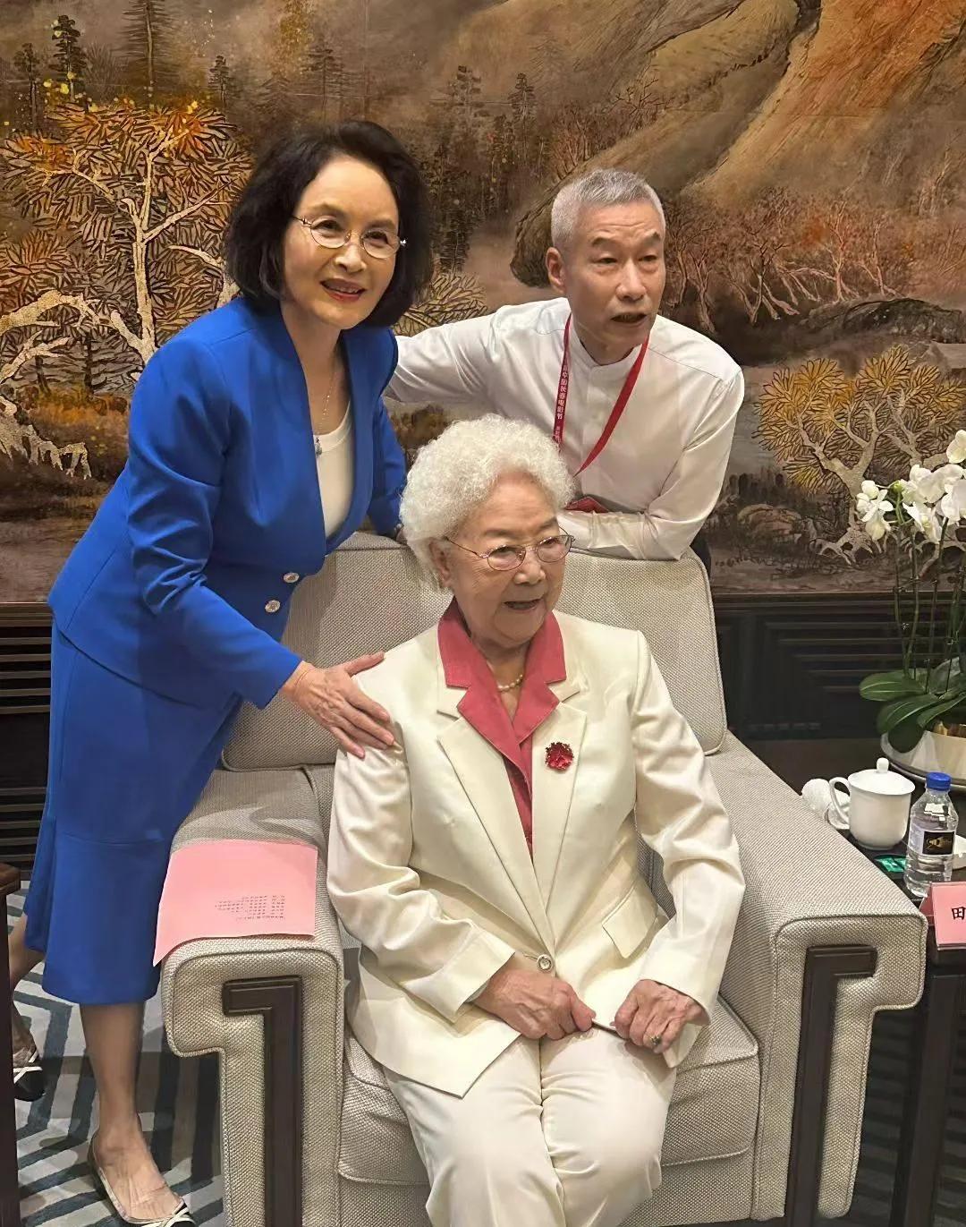 这才是实力派，这才是德艺双馨的老艺术家们！一张含金量非常高的合影，四人的大名