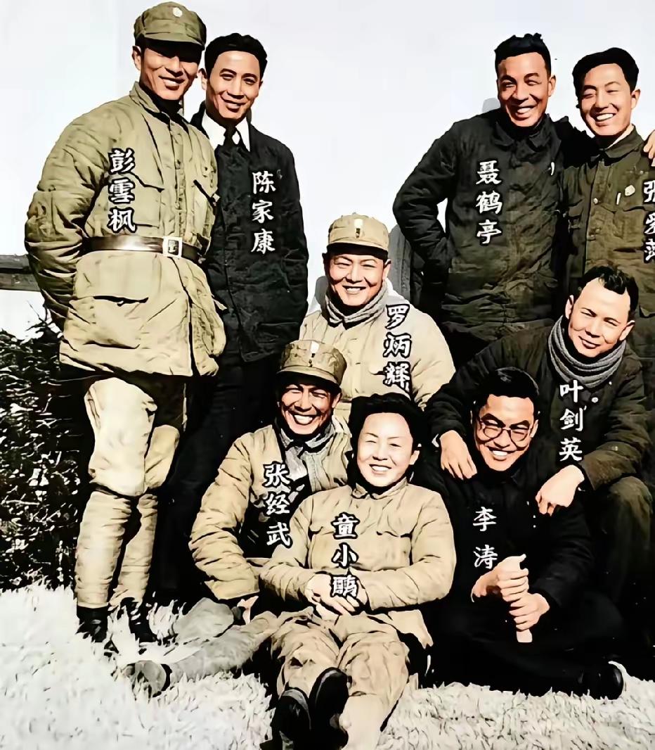 翻到这张1938年汉口八路军办事处的旧照，颗粒感的光影里全是滚烫的时代细节。那