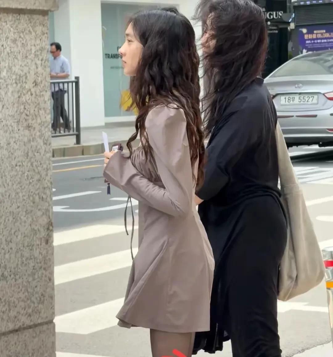 黄多多和妈妈孙莉现身韩国首尔街头，母女俩的单独旅行时光，更像一对姐妹花，孙莉自己