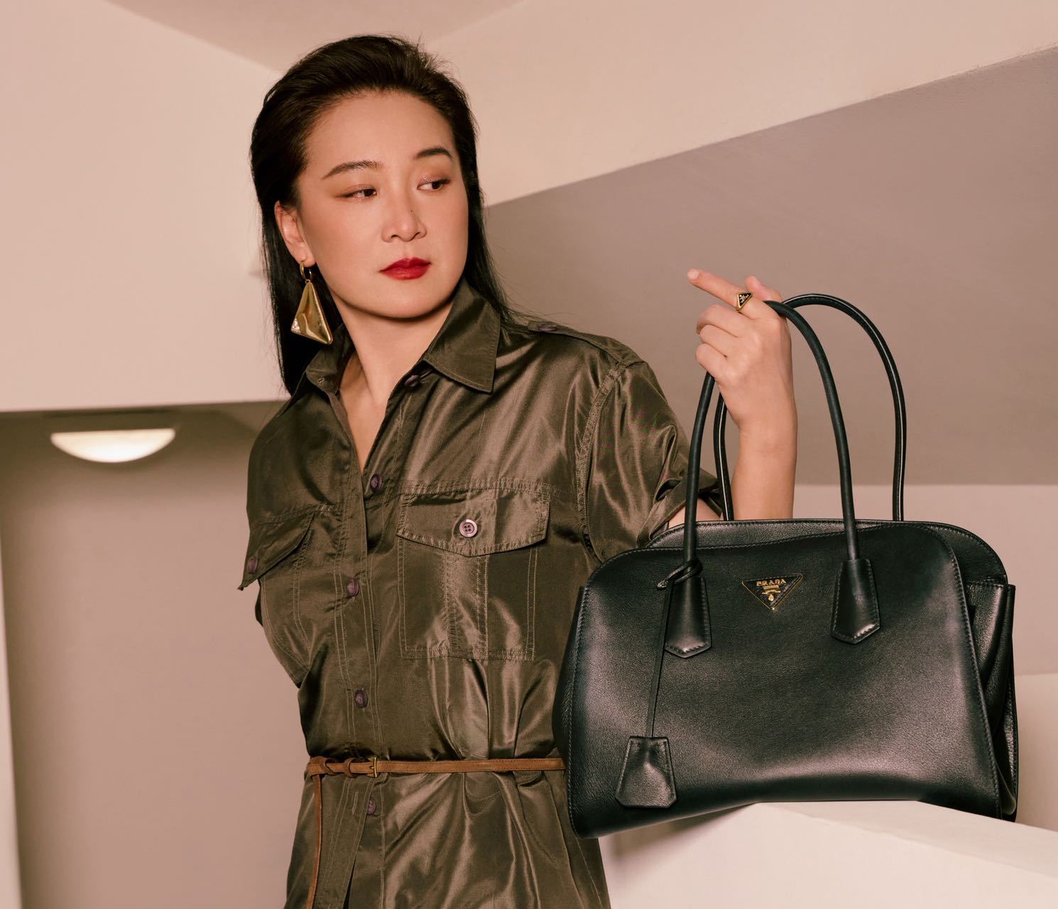 贾玲晒米兰时装秀照片玲这组好不一样，有种回到过去的美