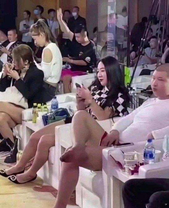 大网红聚会，这坐姿也太随性了吧