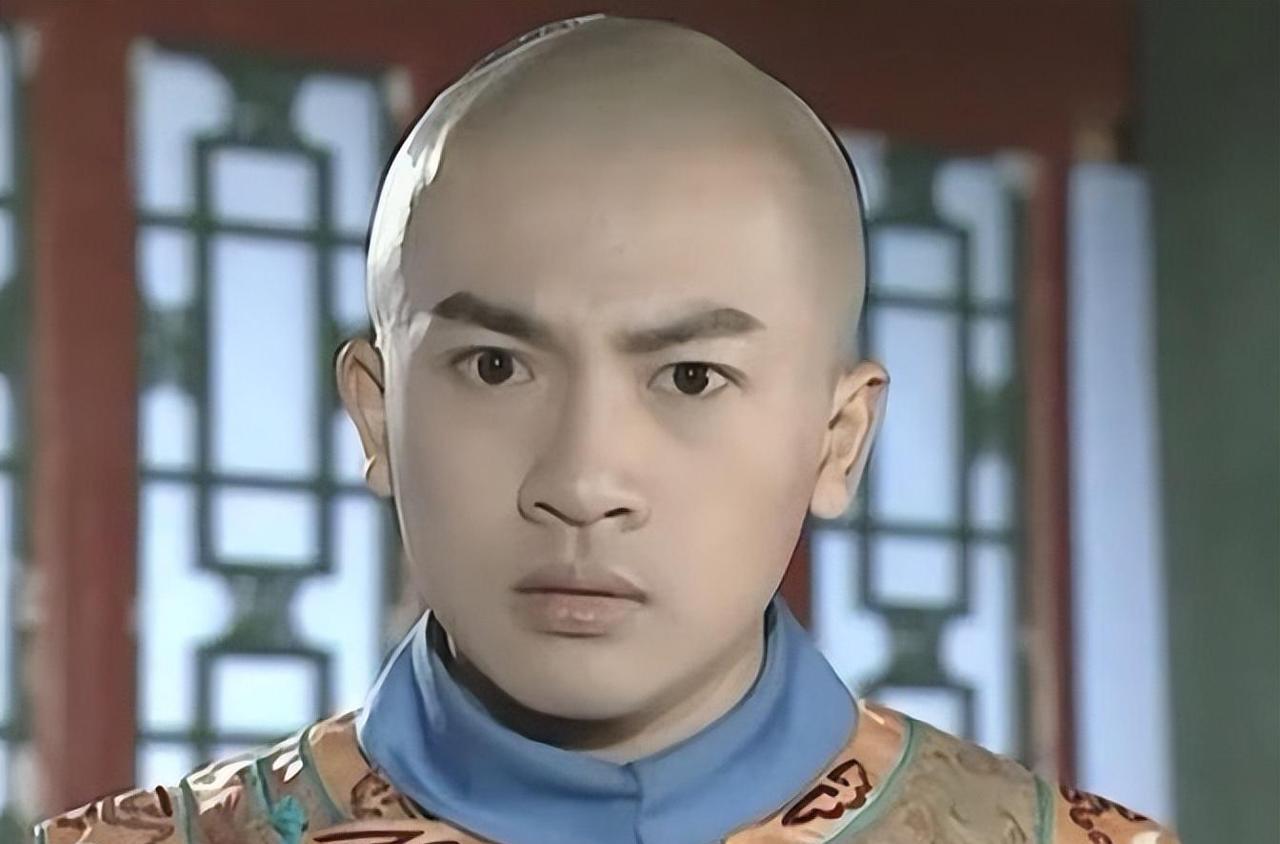 1766年，年仅25岁的永琪病逝。乾隆悲痛欲绝，按太子的规格举办了葬礼。可奇怪的
