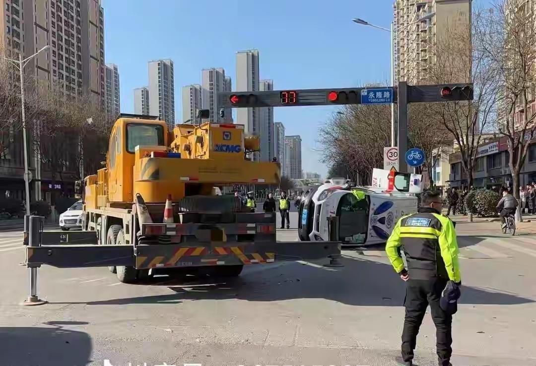 震惊！西安救护车高速侧翻，医护人员受伤，病患生命平稳，事故原因成谜！（来源: