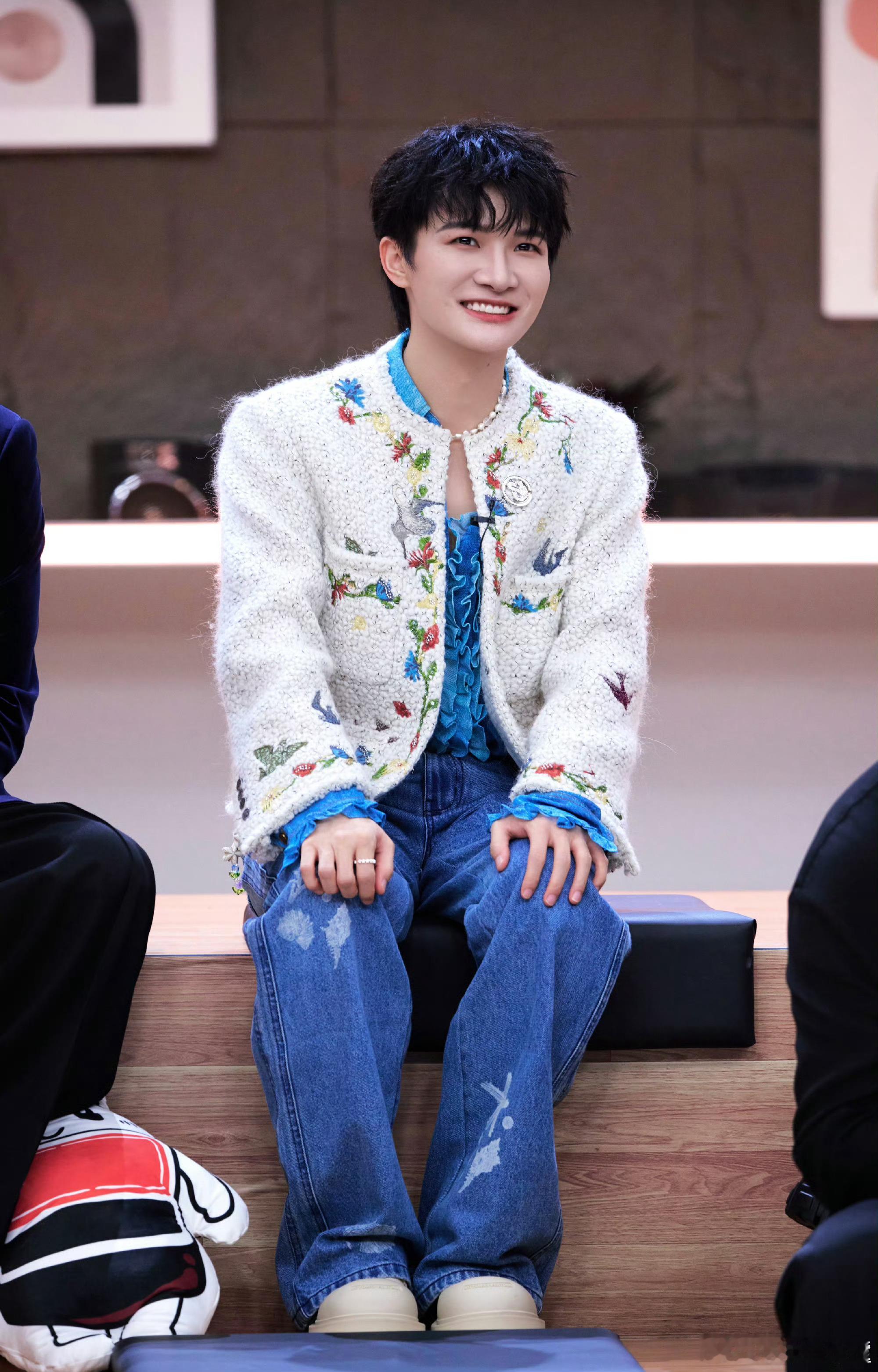 好喜欢周深这个笑周深周深当主持人在台上演了段小品上次看周深这么犹豫还是在