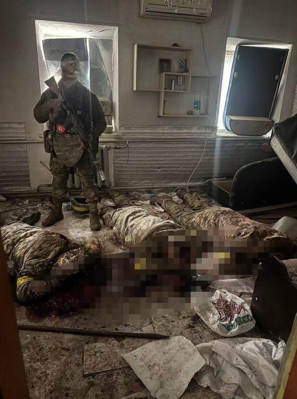 红军城乌军守军死不投降，俄军突击队打红眼了！俄军特种兵当场射杀了3名被俘的乌军士