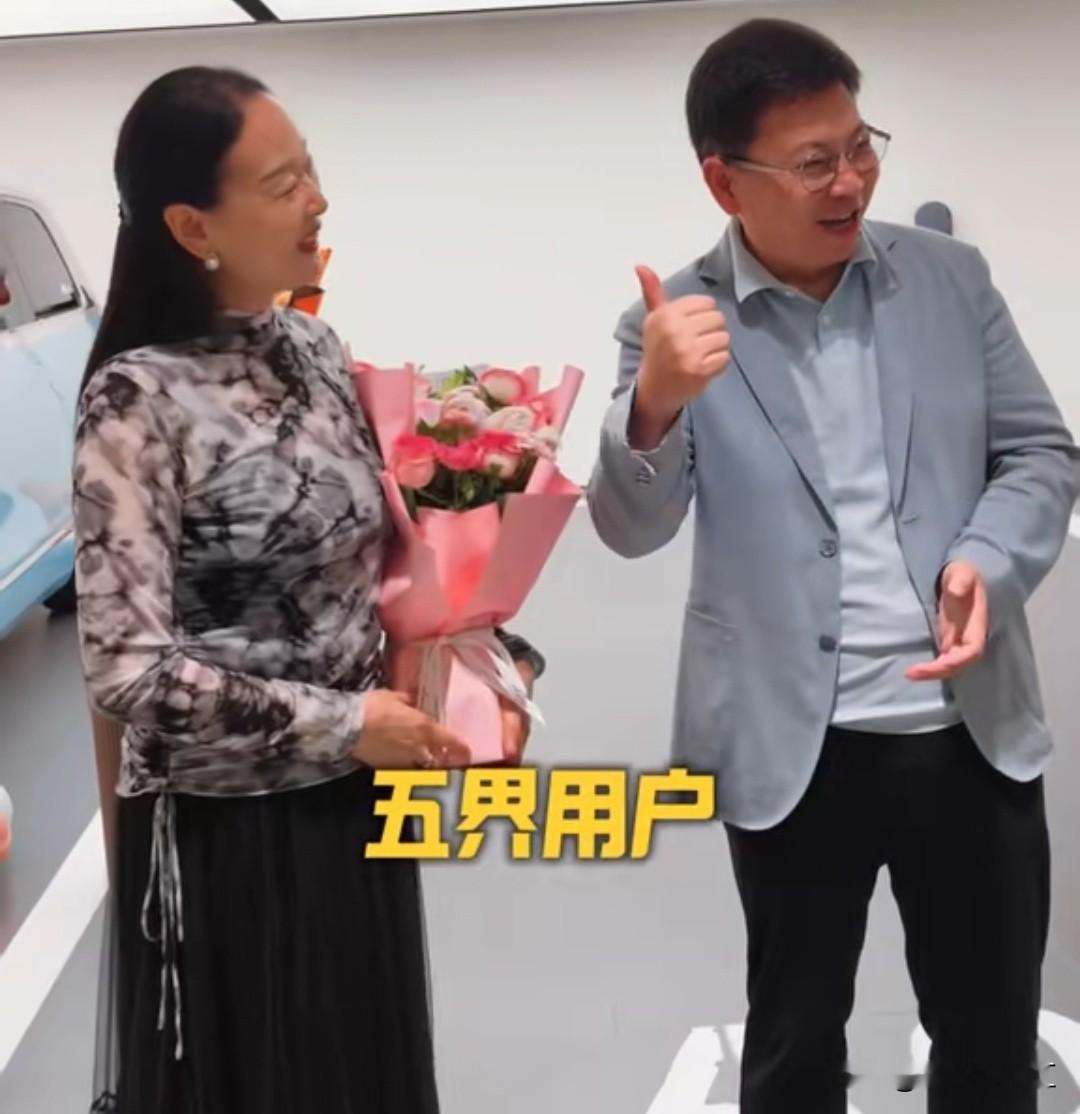 中秋节余承东回霍邱，经过合肥时去了当地一家鸿蒙智行门店。在门店里遇到了一名提车女车主，当说出她是鸿蒙