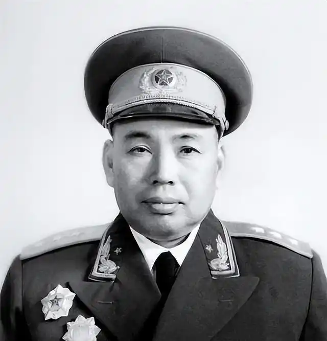 1972年，许世友像往常一样登上军用运输机，结果发现飞行员竟是自己的三女儿许华山，他激动坏了：“瞧见