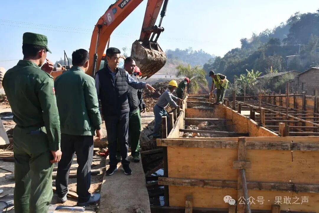 彭德仁司令深入工地视察修路情况！自从2024年1月上旬，果敢同盟军完全接管果