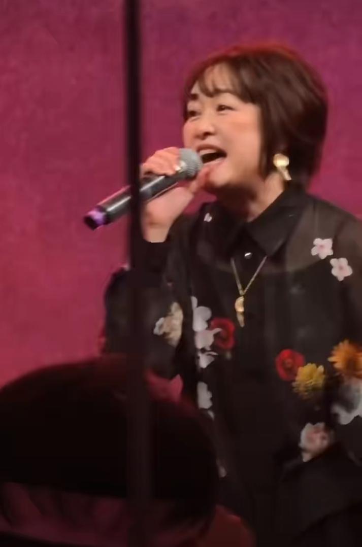 官方掐麦背后的民间未抵制日本艺人大槻真希昨晚上海演唱会中途被强行掐麦，干脆说拉