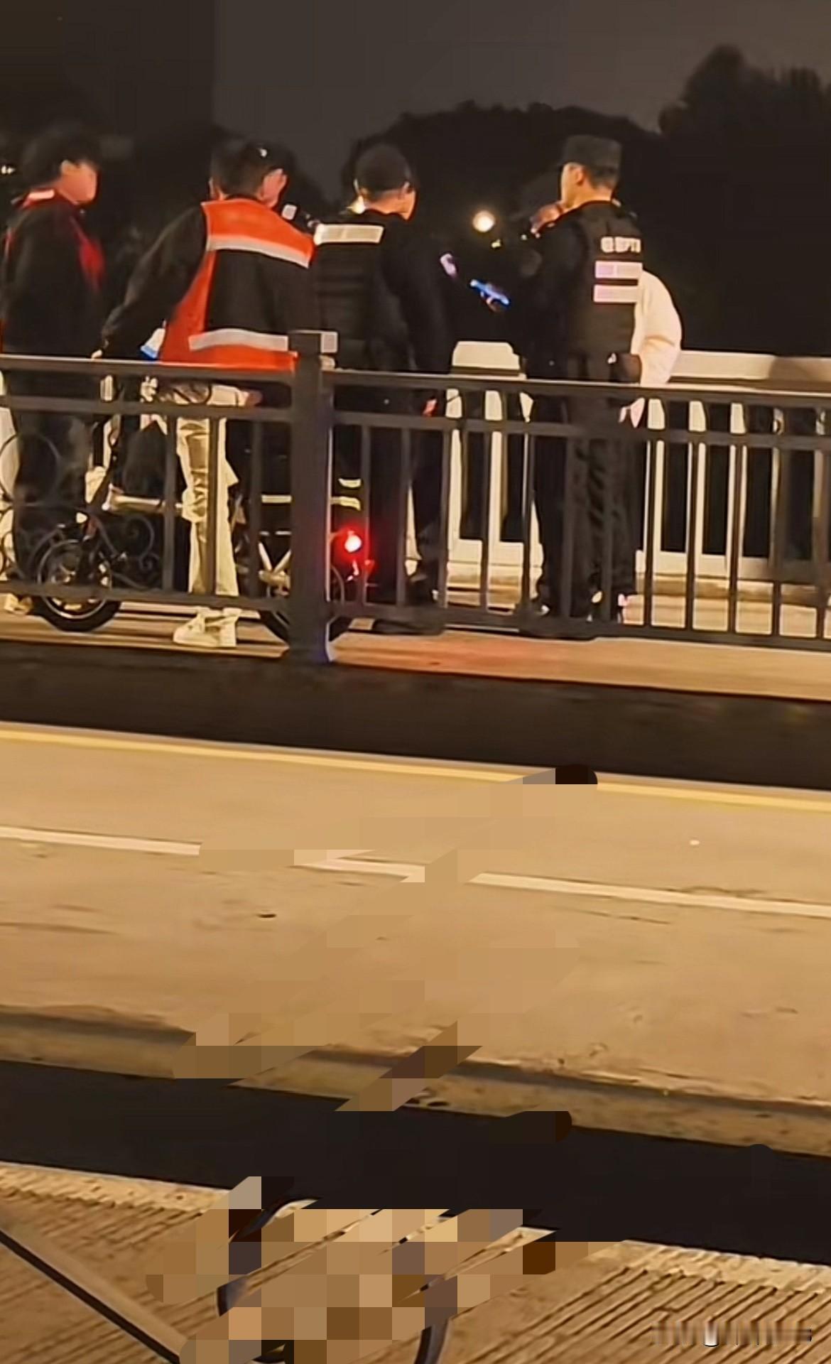 你们刷到那个33岁跳桥的外卖小哥吗？从湖南江大桥一跃而下，出门前还说跑够五十