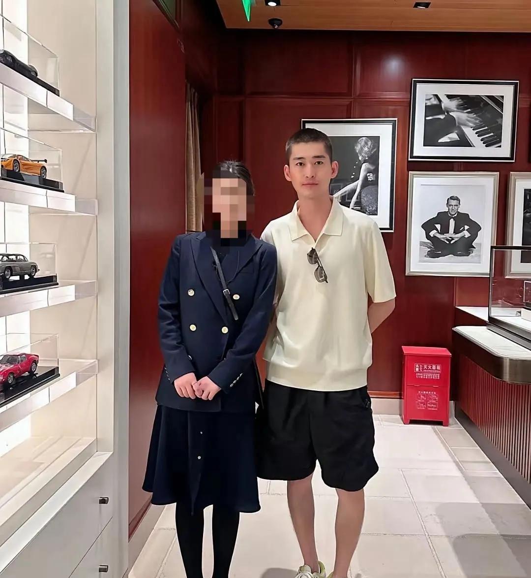 张翰终于不油腻了！最近刷到网友在上海逛街吃饭被偶遇张翰他减肥了，剪了寸头，