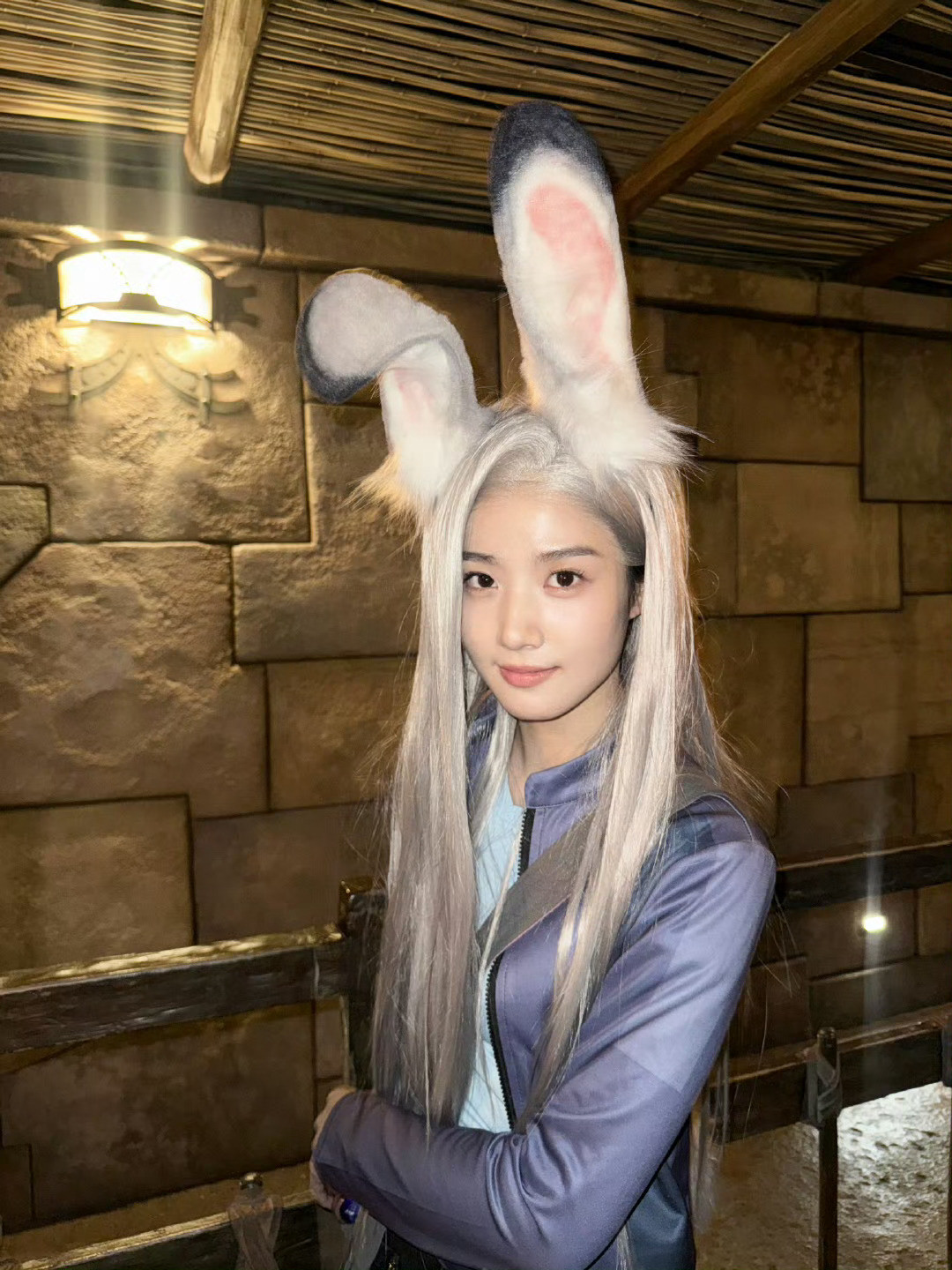 此女疑似在向我施展媚术卢昱晓要天天开心！