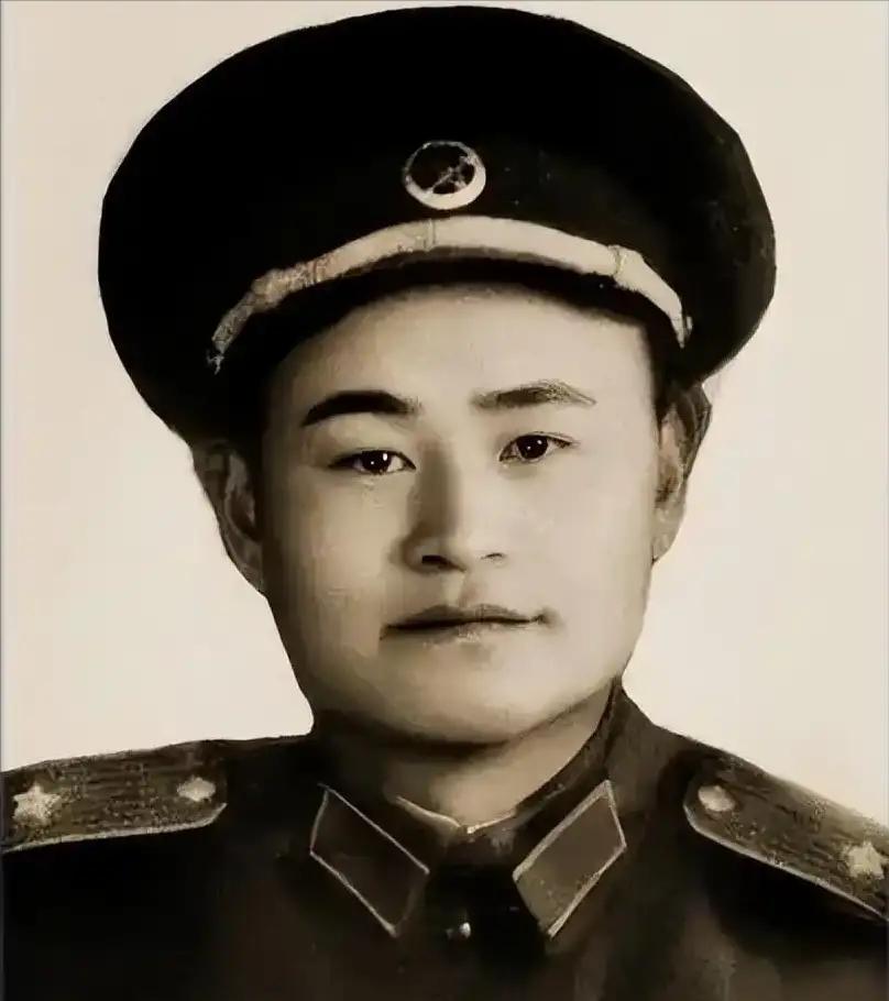 1957年3月，44岁的开国少将李发正在台上作报告，身后的警卫员突然拔出手枪，对