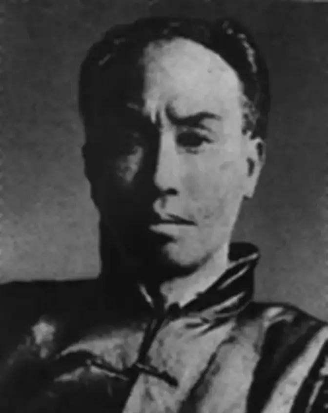 1953年2月，长江水裹着初春的寒意奔流不息。毛主席站在“长江舰”甲板上，目光掠