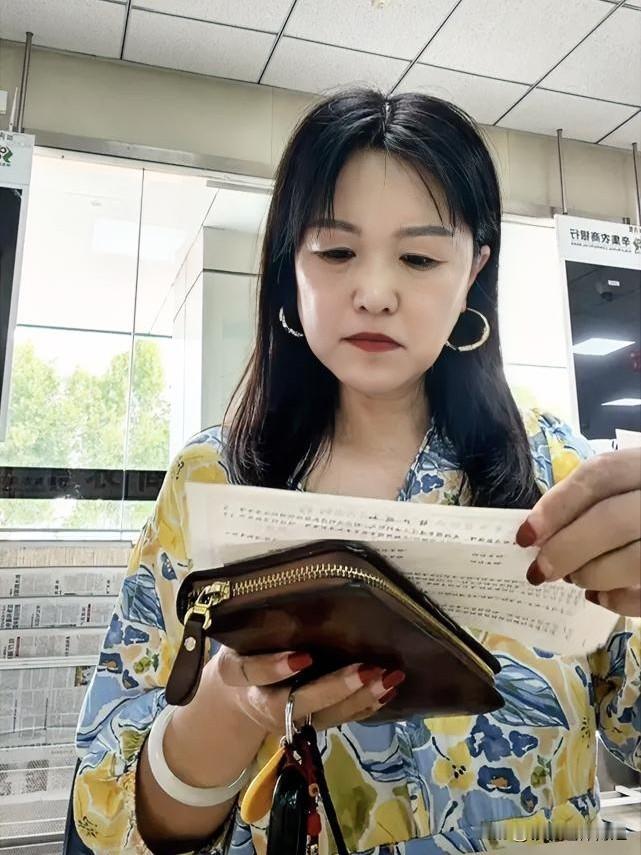 去银行存了定期纸质存单，如果自己去不了，让别人代理支取可以吗？我在银行工作了