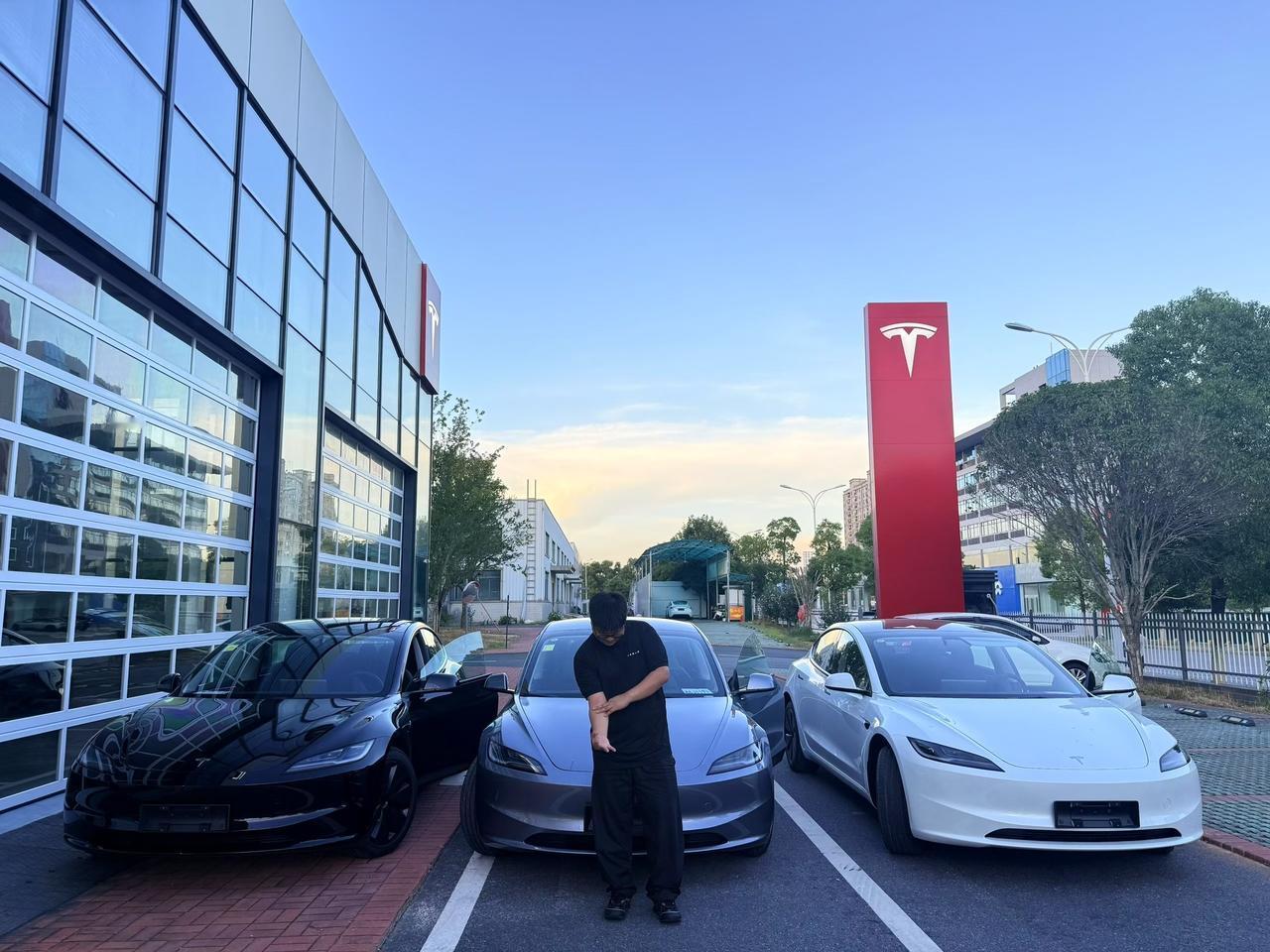 现在的车企太卷了，自从特斯拉宣布推出买车7年贷款购车超低利息方案后，小鹏汽车、理