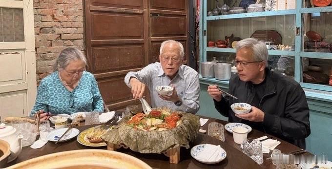英伟达(NVDA)创始人黄仁勋，陪父母在台北知名的私厨餐厅——“春韭”（晴光店）