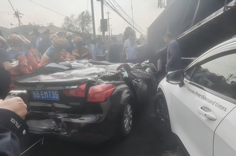 5月28日下午山西大同，一辆拉煤的重卡翻车压了2台小车，其中一台直接被压扁。经过
