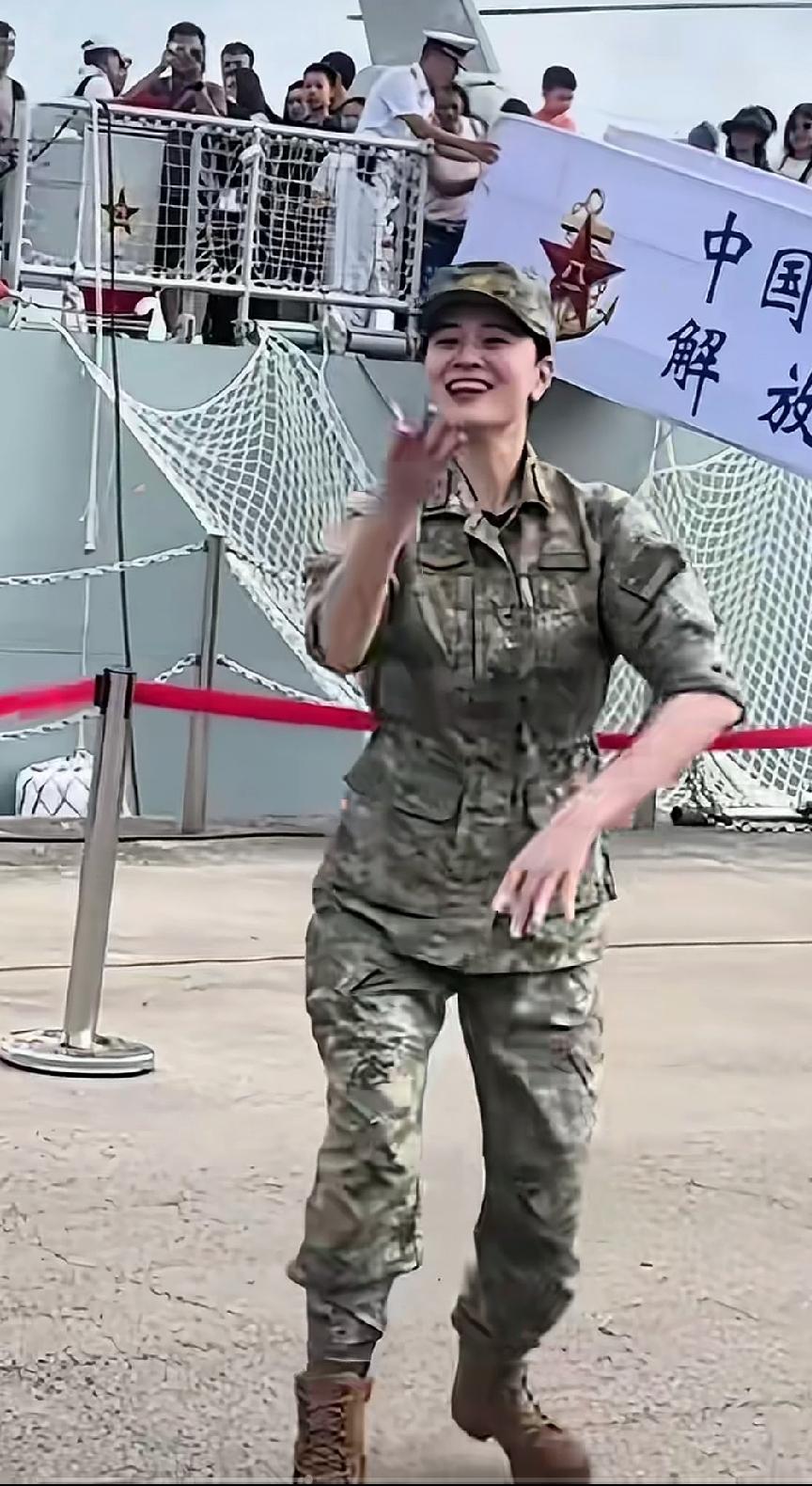 在香港，女兵的精彩表演，吸引了众多香港同胞，亦文亦武。