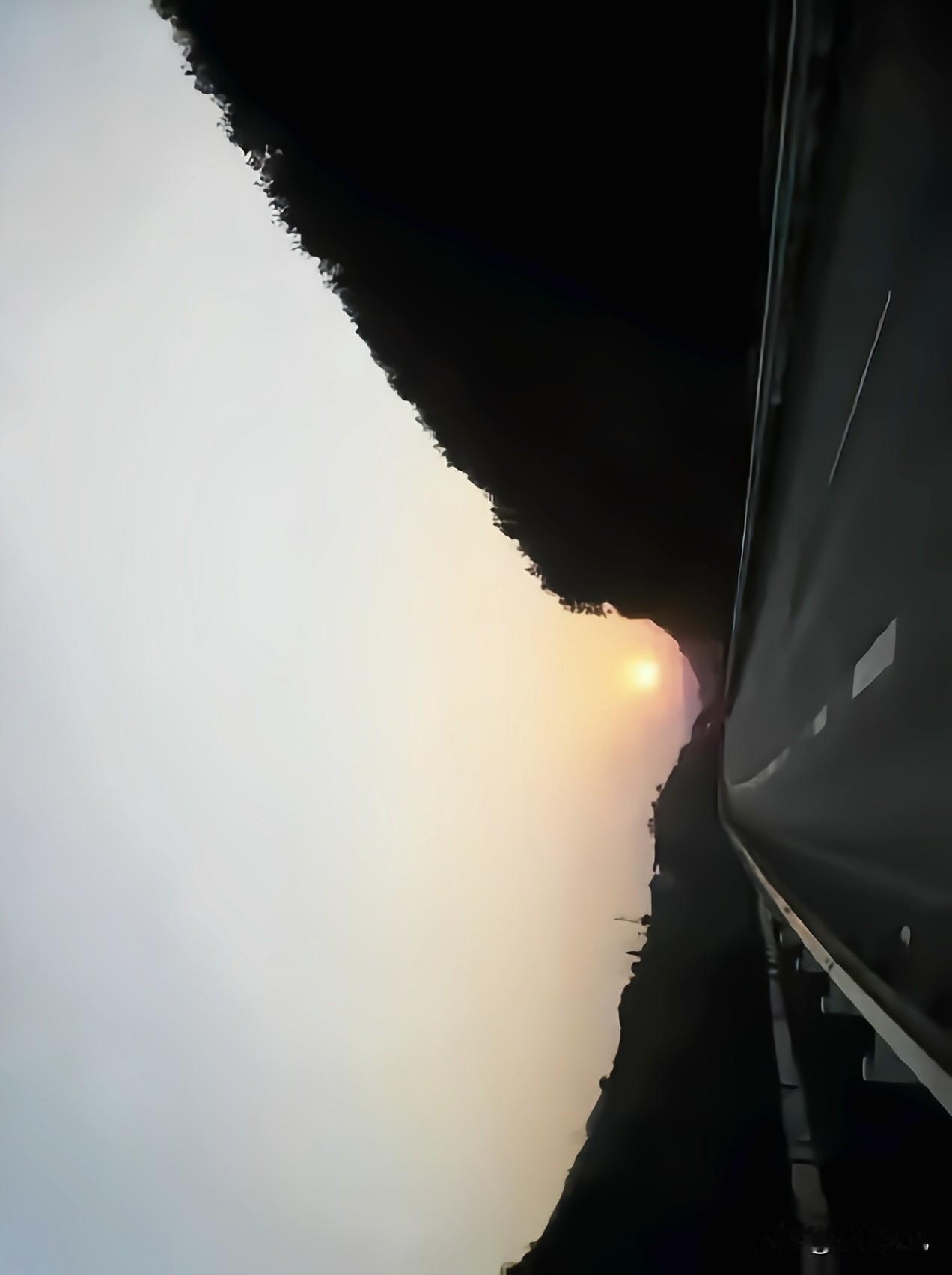 横看成岭侧成峰远近高低各不同横看是人生美景竖看是人体艺术角度不同