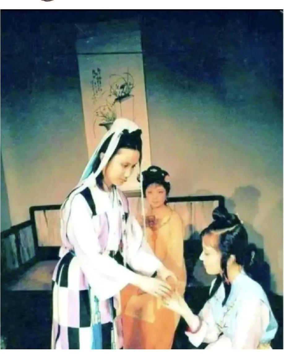网友提问：林黛玉被妙玉嫌弃太俗却不反驳，为什么？还有人说，林黛玉在妙玉面前就像小