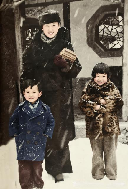 林徽因与子女在北平院落里的雪中玩耍照，拍摄者大概率正是丈夫梁思成。院落已落满积